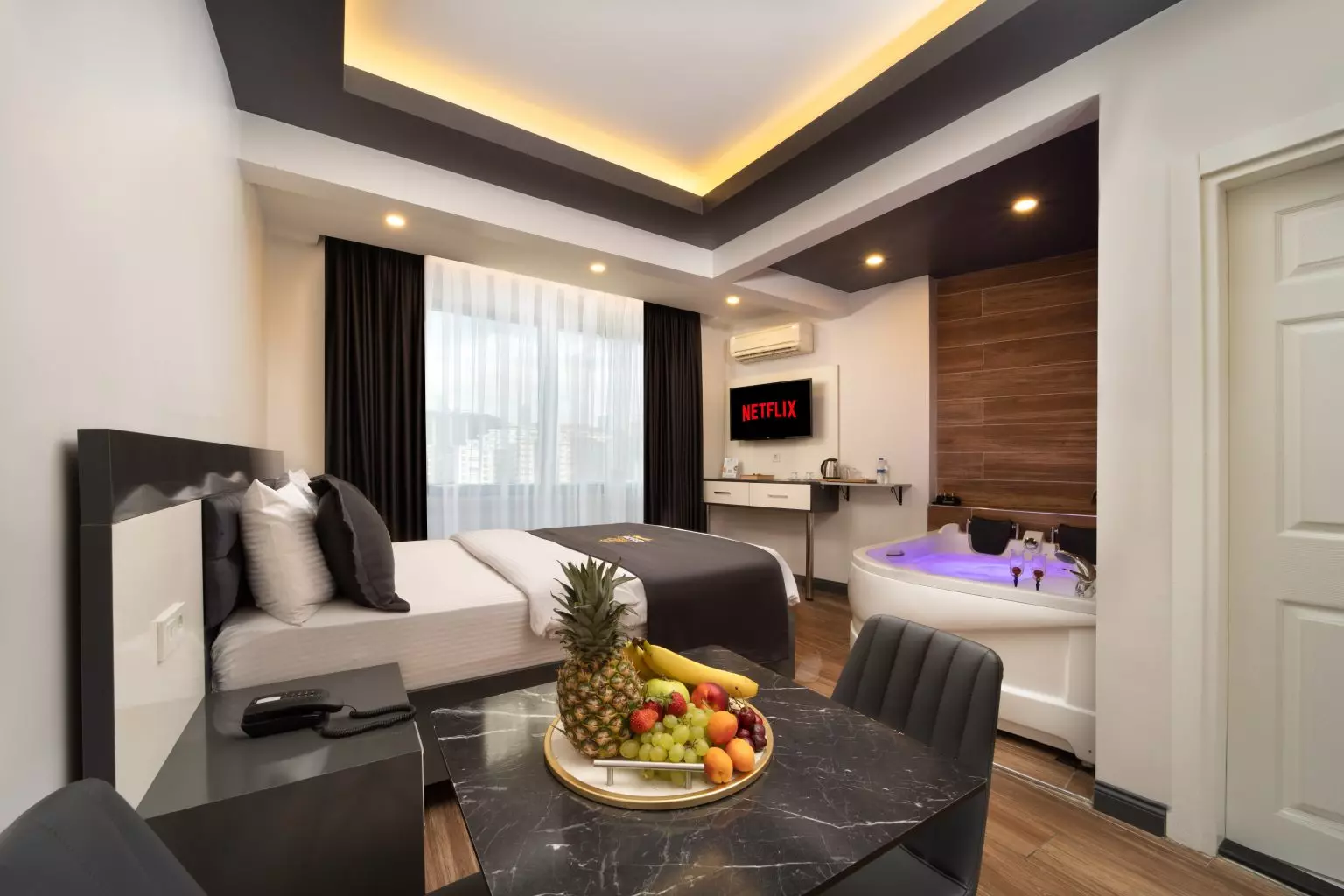Bakırköy'de jakuzili suit otel odası, lüks ve romantik konaklama