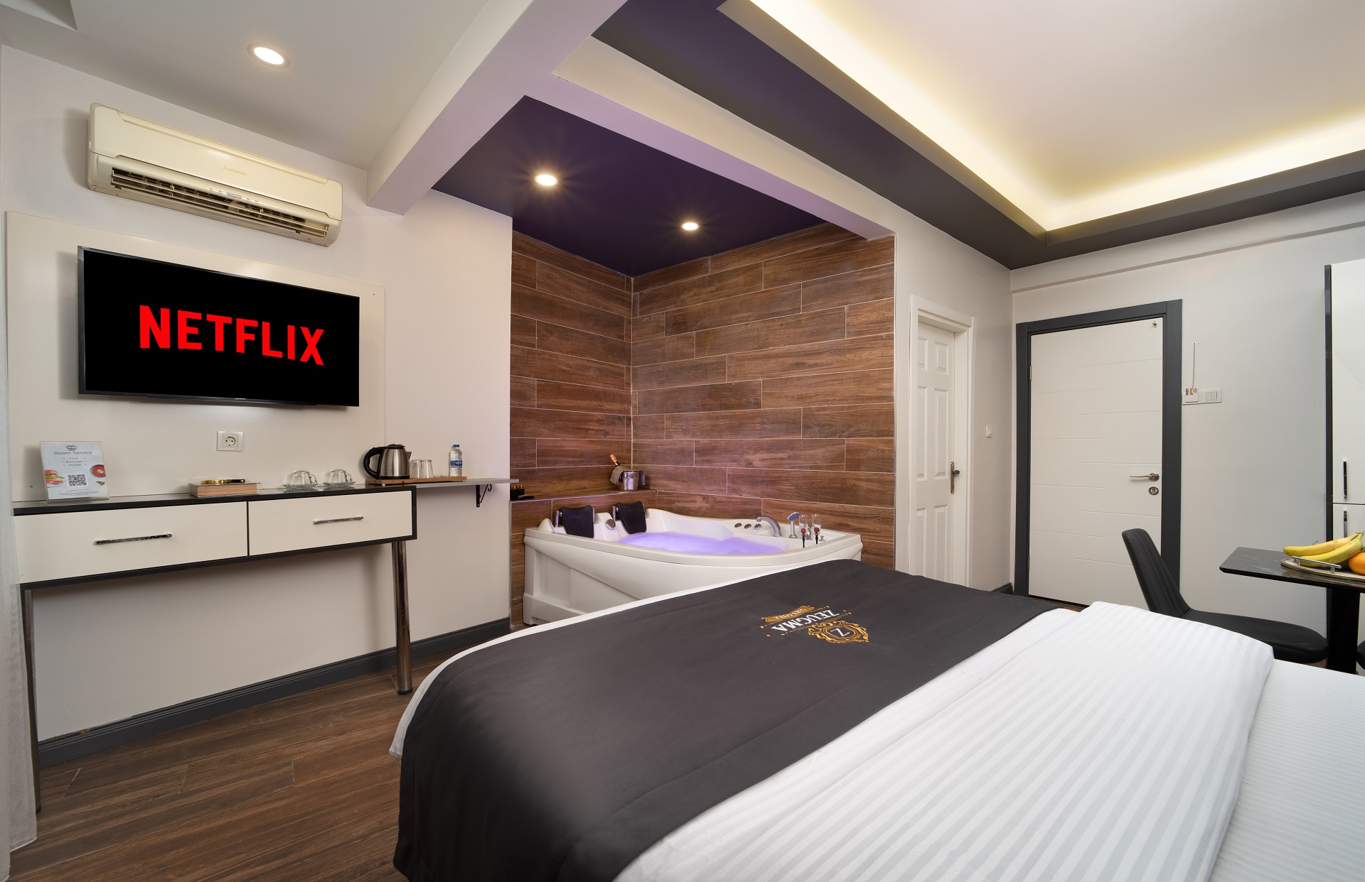 Jakuzili Deluxe 1+0 Suit Daire 30 m² Oda görseli — Bakırköy, İstanbul — Çift kişilik, 30 m², Oturma Alanı, dahili jakuzi, Smart Tv, Netflix, Youtube, Çift cam ses yalıtımı, Bağımsız banyo tuvalet, Minibar, Ücretsiz Sıcak İçecek, Kettle su ısıtıcı, Ambiyans ayarlanabilir ışıklar.