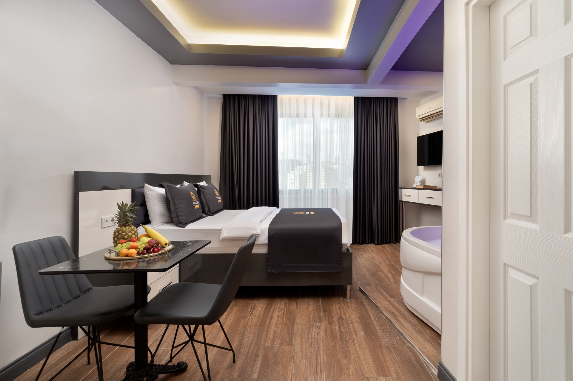 Jakuzili Deluxe 1+0 Suit 30 m², Suit giriş görseli — Bakırköy, İstanbul — Çift kişilik, 30m², Oturma Alanı, dahili jakuzi, Smart Tv, Netflix, Youtube, Çift cam ses yalıtımı, Bağımsız banyo tuvalet, Minibar, Ücretsiz Sıcak İçecek, Kettle su ısıtıcı, Ambiyans ayarlanabilir ışıklar.
