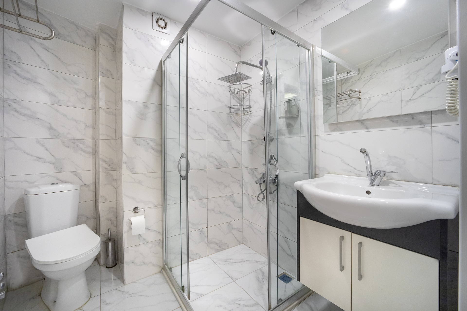 Jakuzili Deluxe 1+0 Suit Banyo Görseli — Bakırköy, İstanbul — 5m², bağımsız banyo görsel, Klozet, Kurutma makinası, El yıkama lavabosu, Duşa kabin, Ayna detayları