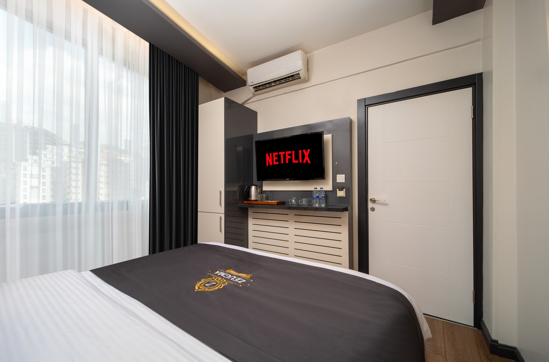 Bakırköy de ekonomik Suit Oda yatak, klima ve tv görseli — Bakırköy, İstanbul — Çift kişilik, 15m², Kingsize Yatak, Smart Tv, Ücretsiz sıcak içecek, Bakırköy merkezde, Ses yalıtımlı, Minibar, Özel Banyo, Tek kullanımlık buklet ürünler.