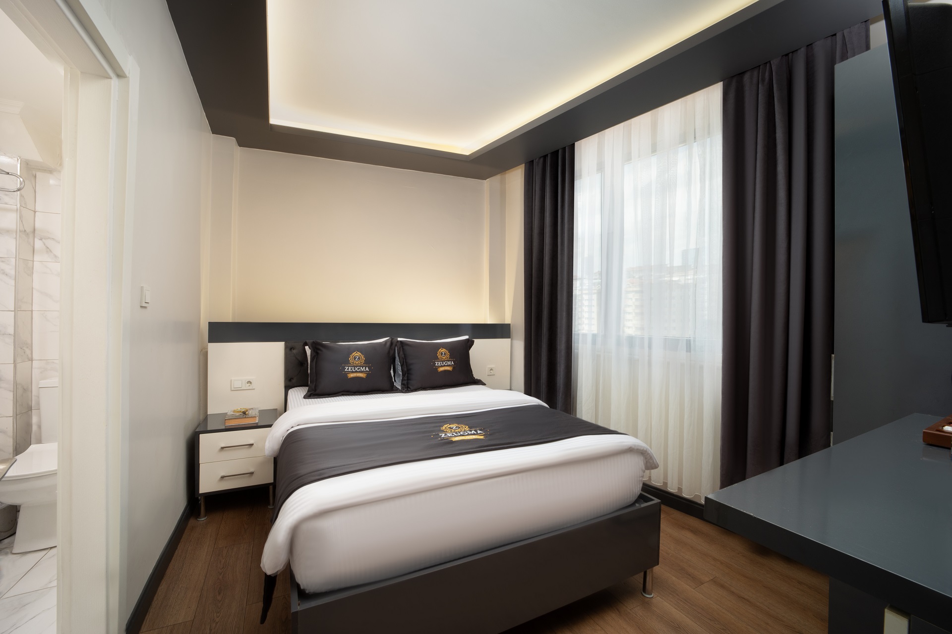 Ekonomik Suit Oda yatak odası görseli — Bakırköy, İstanbul — Çift kişilik, 15m², Kingsize Yatak, Smart Tv, Ücretsiz sıcak içecek, Bakırköy merkezde, Ses yalıtımlı, Minibar, Özel Banyo, Tek kullanımlık buklet ürünler.