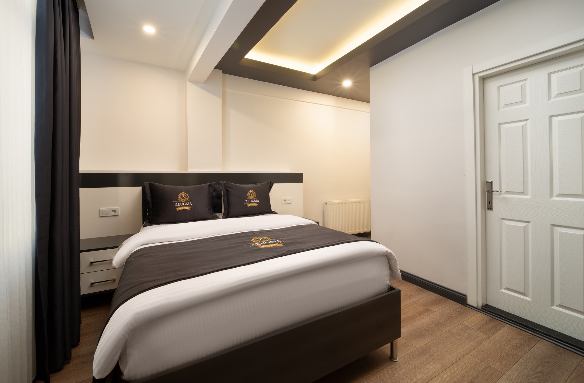 Standart Suit Oda 20m² Yatak Odası Görseli — Bakırköy, İstanbul — Çift kişilik, 20m², Oturma Alanı, Smart Tv, Netflix, Youtube, Çift cam ses yalıtımı, Bağımsız banyo tuvalet, Minibar, Ücretsiz Sıcak İçecek, Kettle su ısıtıcı