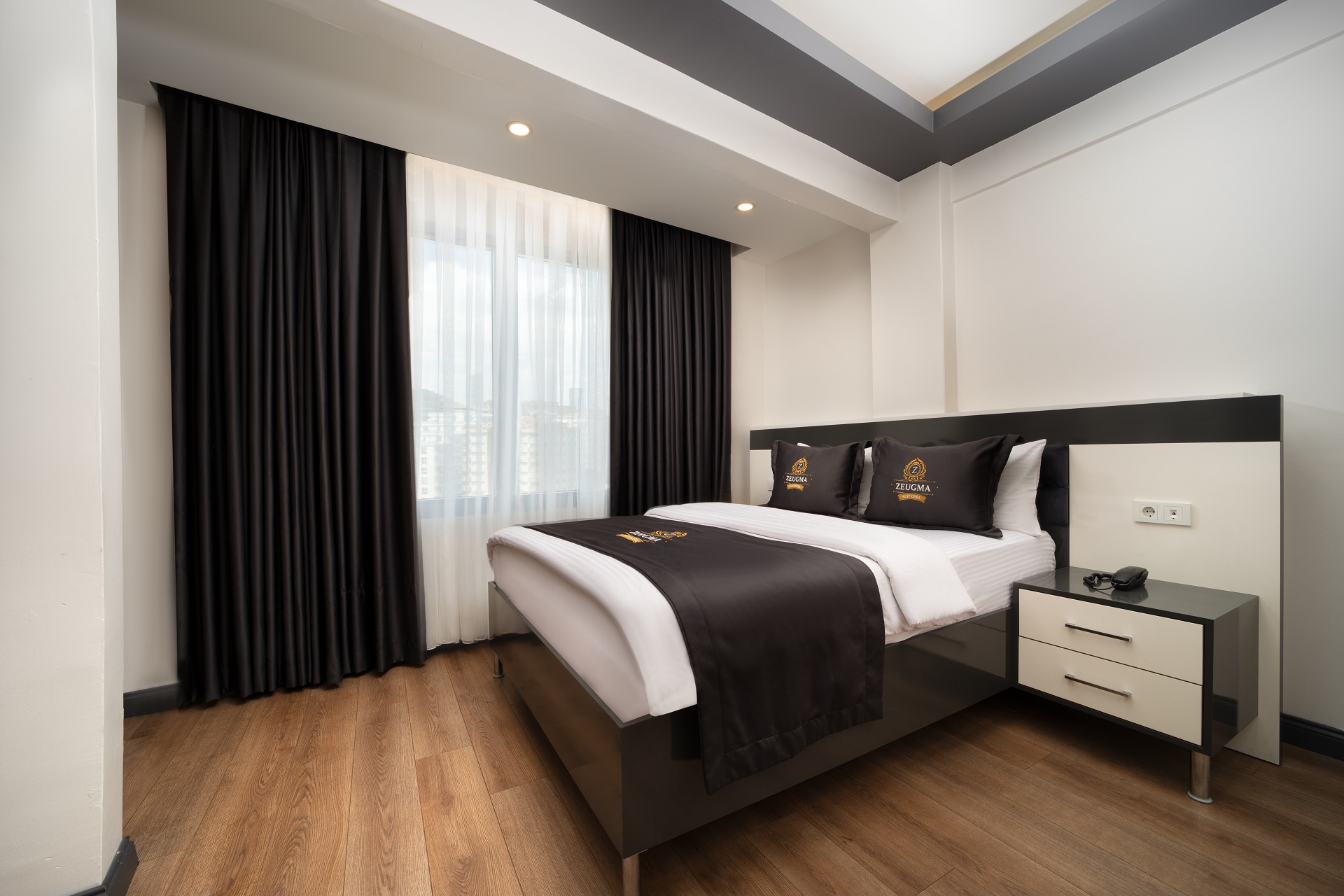 Standart Suit Oda 20m² Yatak Odası Görseli — Bakırköy, İstanbul — Çift kişilik, 20m², Oturma Alanı, Smart Tv, Netflix, Youtube, Çift cam ses yalıtımı, Bağımsız banyo tuvalet, Minibar, Ücretsiz Sıcak İçecek, Kettle su ısıtıcı