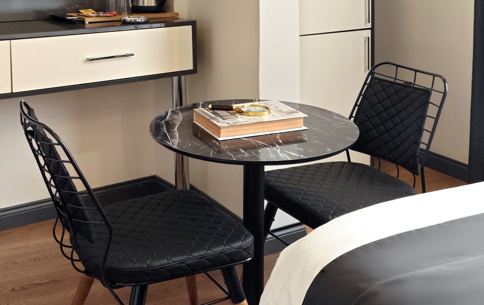 Standart Suit Oda Oturma Alanı — Bakırköy, İstanbul — Çift kişilik, 20m², Oturma Alanı, Smart Tv, Netflix, Youtube, Çift cam ses yalıtımı, Bağımsız banyo tuvalet, Minibar, Ücretsiz Sıcak İçecek, Kettle su ısıtıcı