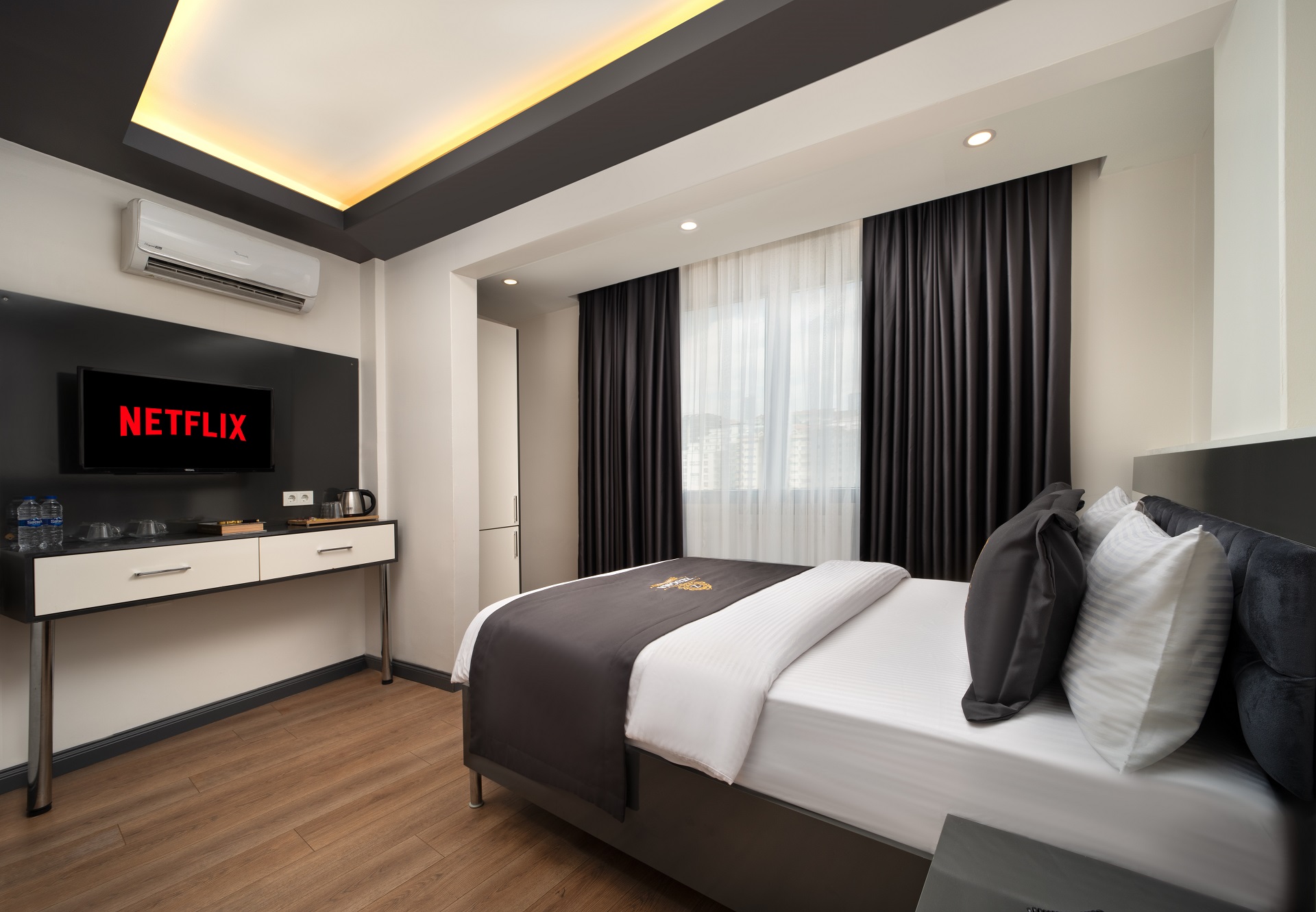 Standart Suit Oda 20m² tam boy oda görsel — Bakırköy, İstanbul — Çift kişilik, 20m², Oturma Alanı, Smart Tv, Netflix, Youtube, Çift cam ses yalıtımı, Bağımsız banyo tuvalet, Minibar, Ücretsiz Sıcak İçecek, Kettle su ısıtıcı
