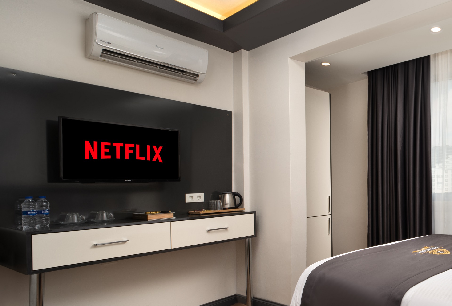 Standart Suit Oda 20m² Yatak, klima, smart tv görseli — Bakırköy, İstanbul — Çift kişilik, 20m², Oturma Alanı, Smart Tv, Netflix, Youtube, Çift cam ses yalıtımı, Bağımsız banyo tuvalet, Minibar, Ücretsiz Sıcak İçecek, Kettle su ısıtıcı