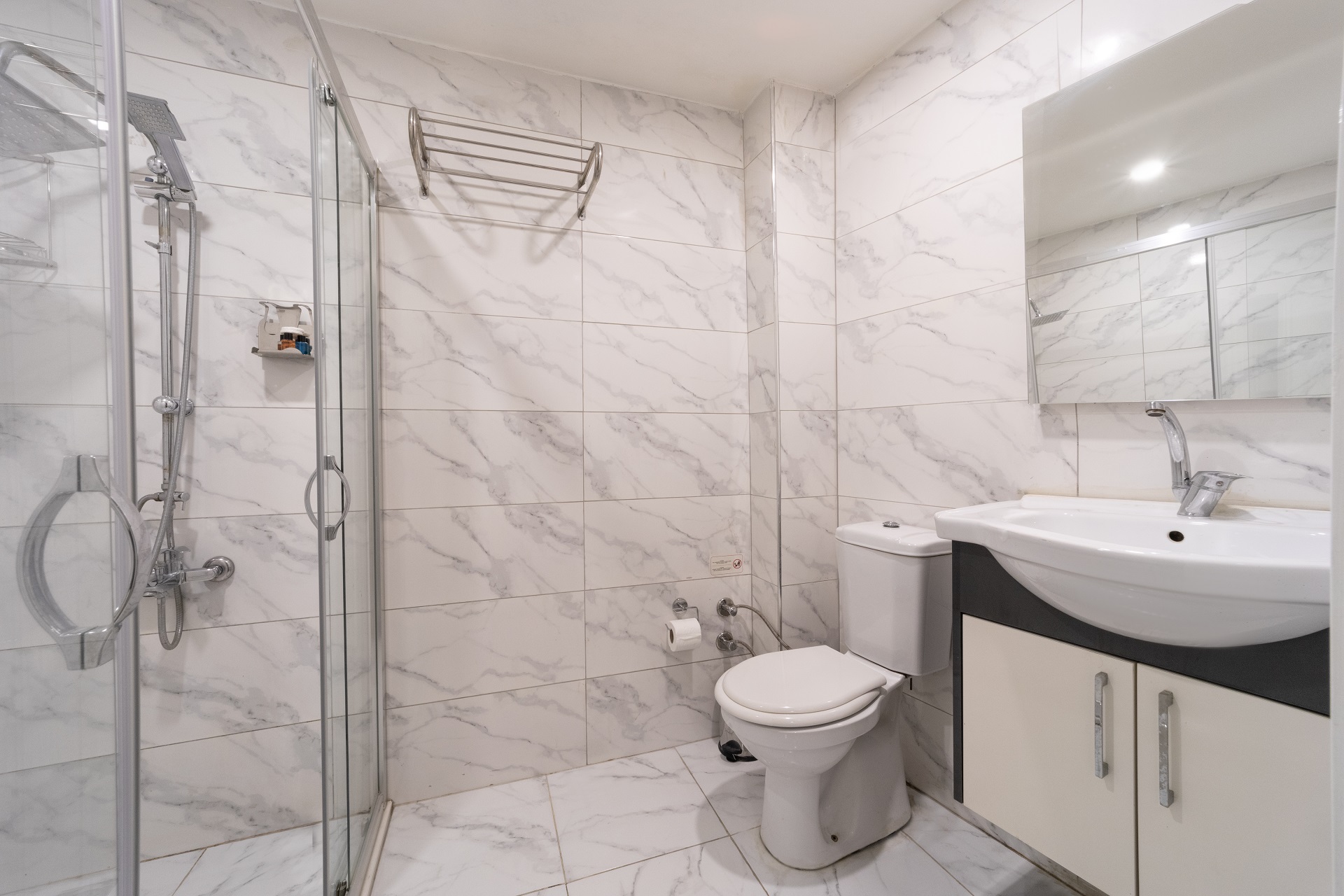 Jakuzili Executive 1+0 Suit Banyo Görseli — Bakırköy, İstanbul — 5m², bağımsız banyo görsel, Klozet, Kurutma makinası, El yıkama lavabosu, Duşa kabin, Ayna detayları