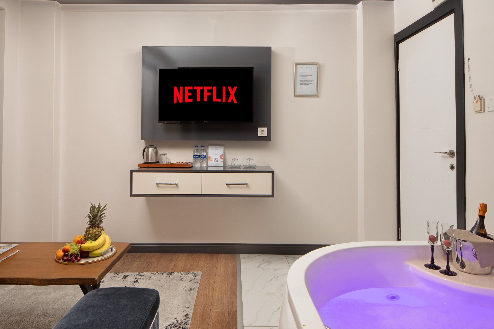 Jakuzili Executive 1+0 Suit Daire 50 m² Tv, Jakuzi görseli — Bakırköy, İstanbul — Çift kişilik, 50 m², Oturma Alanı, dahili jakuzi, Smart Tv, Netflix, Youtube, Çift cam ses yalıtımı, Bağımsız banyo tuvalet, Minibar, Ücretsiz Sıcak İçecek, Kettle su ısıtıcı, Ambiyans ayarlanabilir ışıklar.