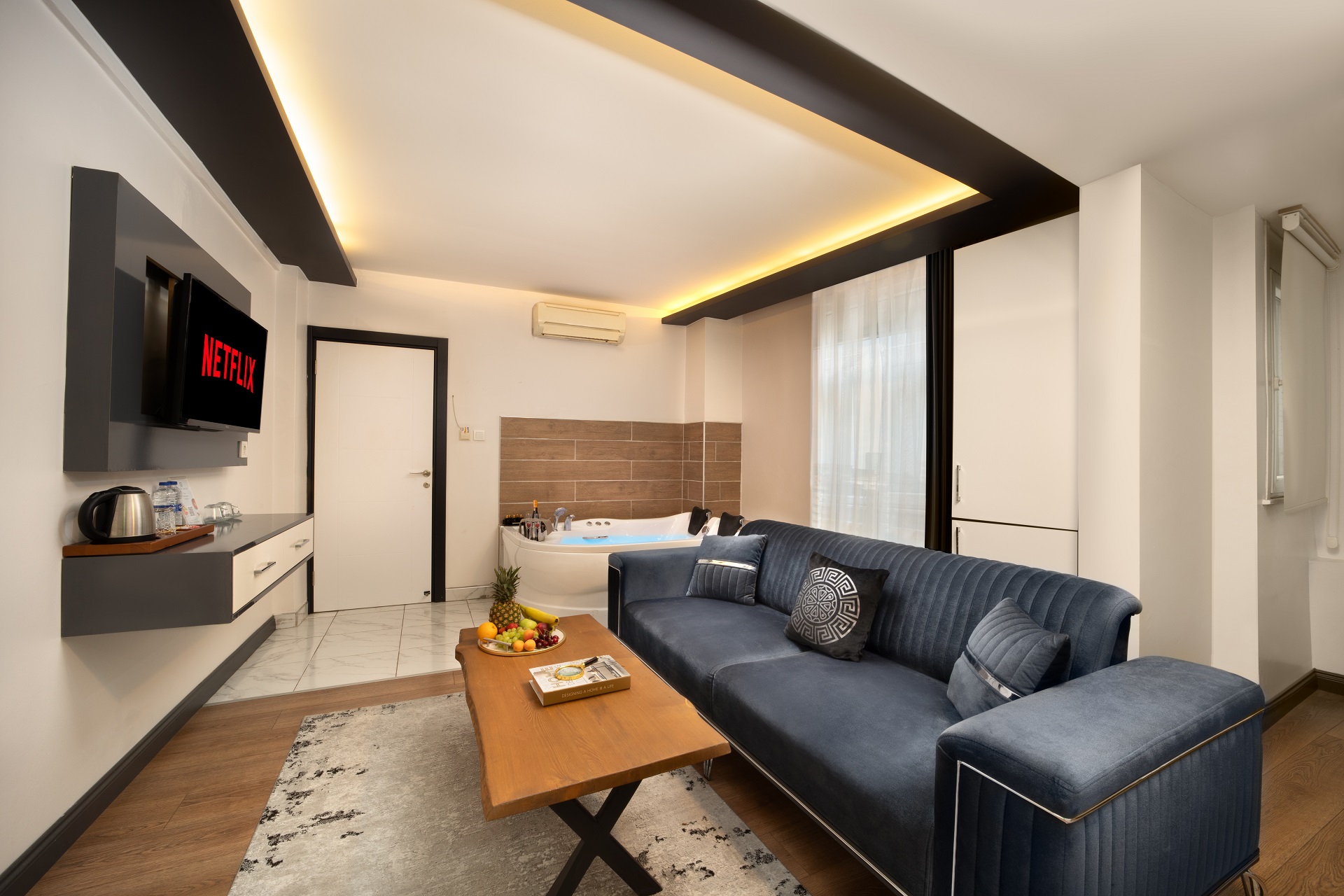 Jakuzili Executive 1+0 Suit Daire oturma alanı — Çift kişilik, 50 m², Oturma Alanı, dahili jakuzi, Smart Tv, Netflix, Youtube, Çift cam ses yalıtımı, Bağımsız banyo tuvalet, Minibar, Ücretsiz Sıcak İçecek, Kettle su ısıtıcı, Ambiyans ayarlanabilir ışıklar.