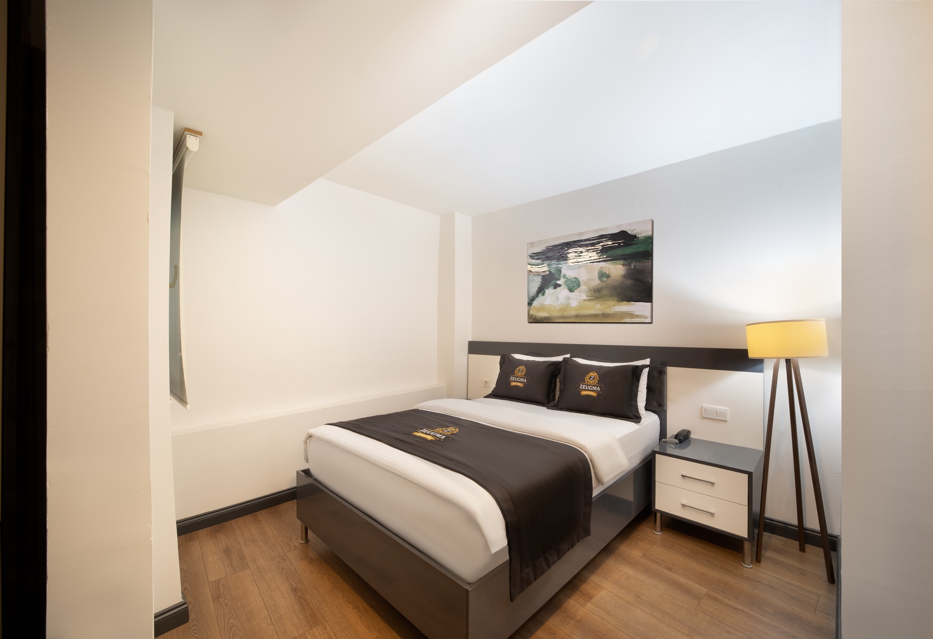 Jakuzili Executive 1+0 Suit yatak odası — Bakırköy, İstanbul — Çift kişilik, 50 m², Oturma Alanı, dahili jakuzi, Smart Tv, Netflix, Youtube, Çift cam ses yalıtımı, Bağımsız banyo tuvalet, Minibar, Ücretsiz Sıcak İçecek, Kettle su ısıtıcı, Ambiyans ayarlanabilir ışıklar.