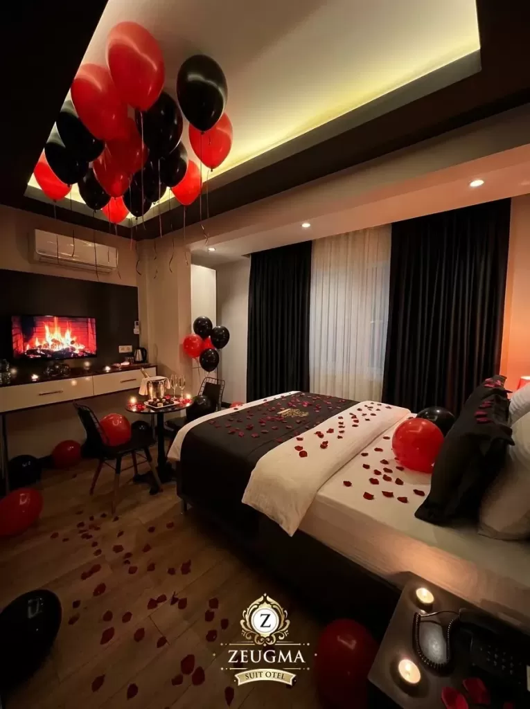 Balon ve güllerle süslenmiş oda